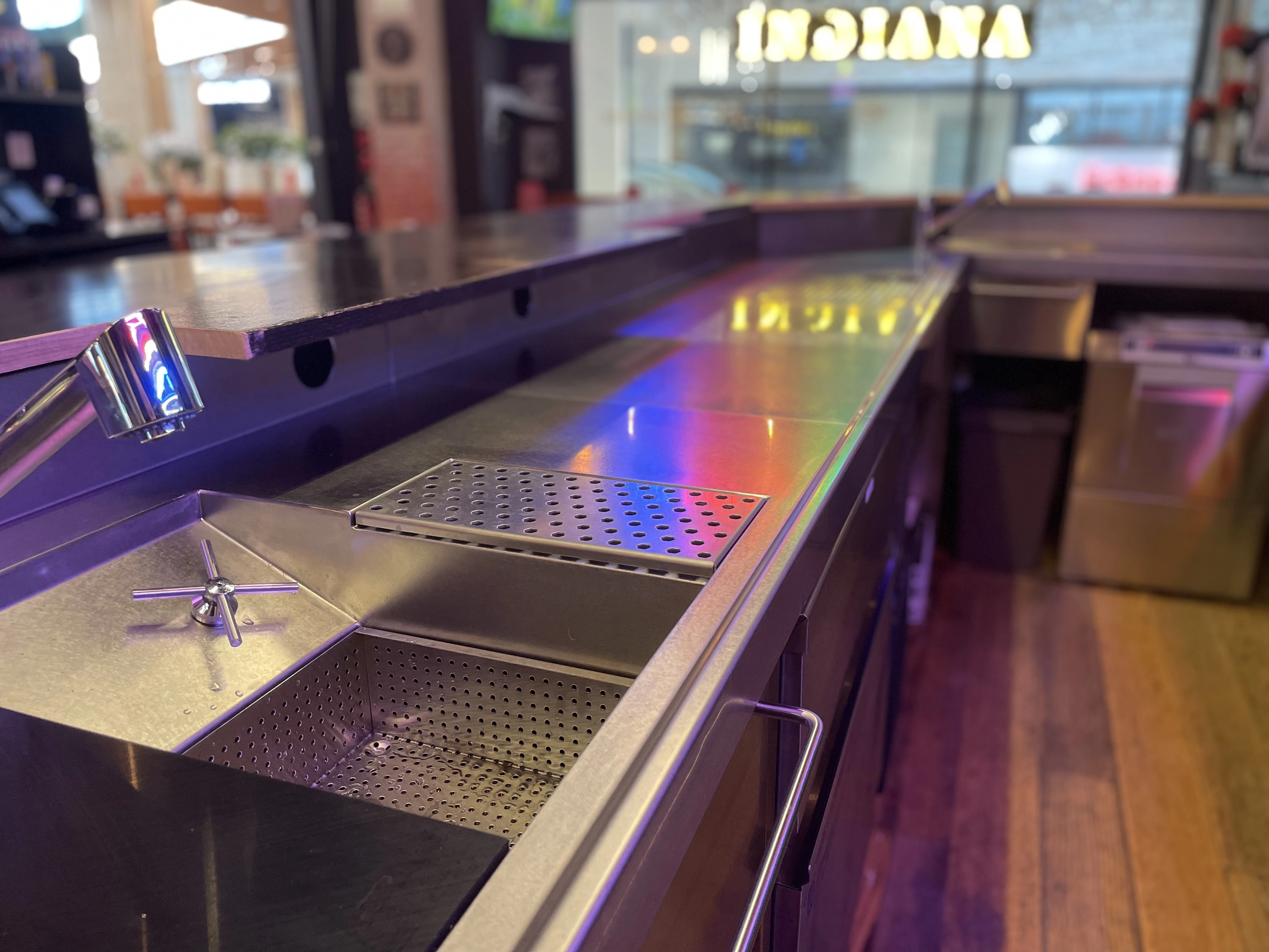 Barda, cuisiniste professionnel à Lyon conçoit et installe vos cuisines professionnelles et bars sur mesure partout en France