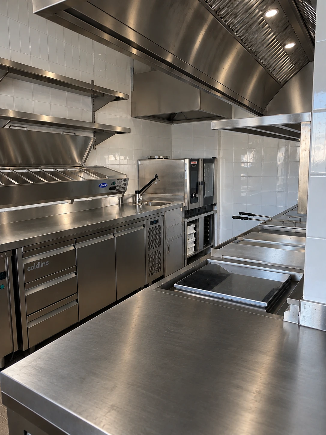 Plan de préparation inox et table réfrigérée Coldline, cuisine professionnelle Just B