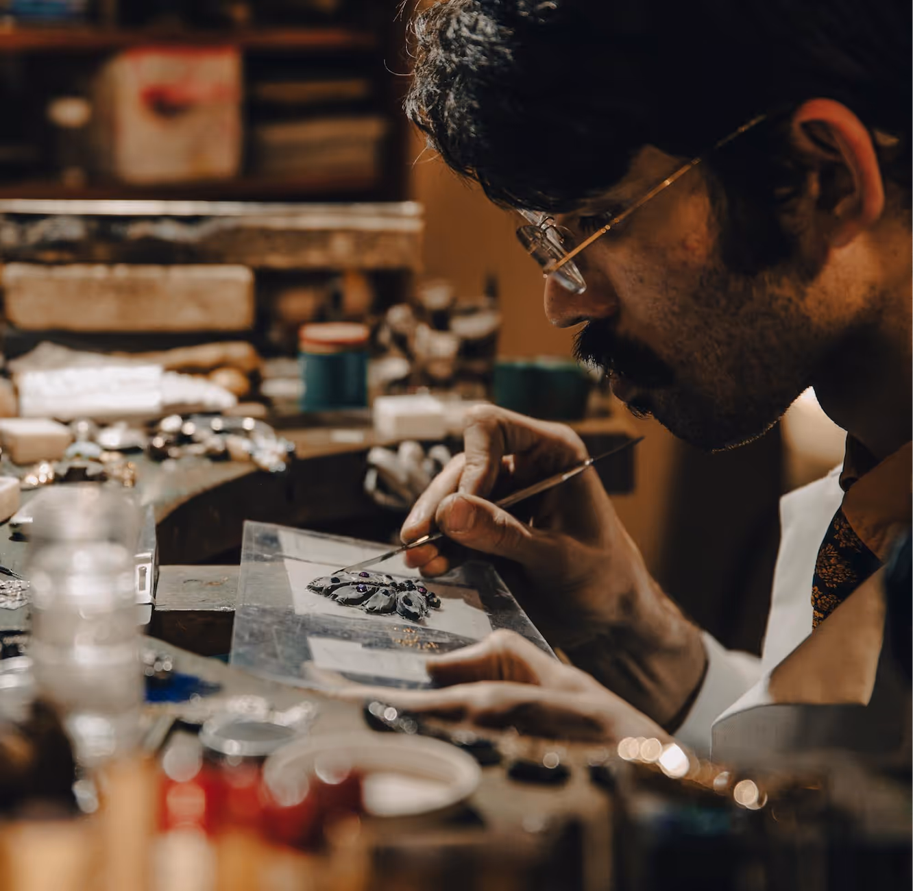 Surya travaillant sur un gouaché