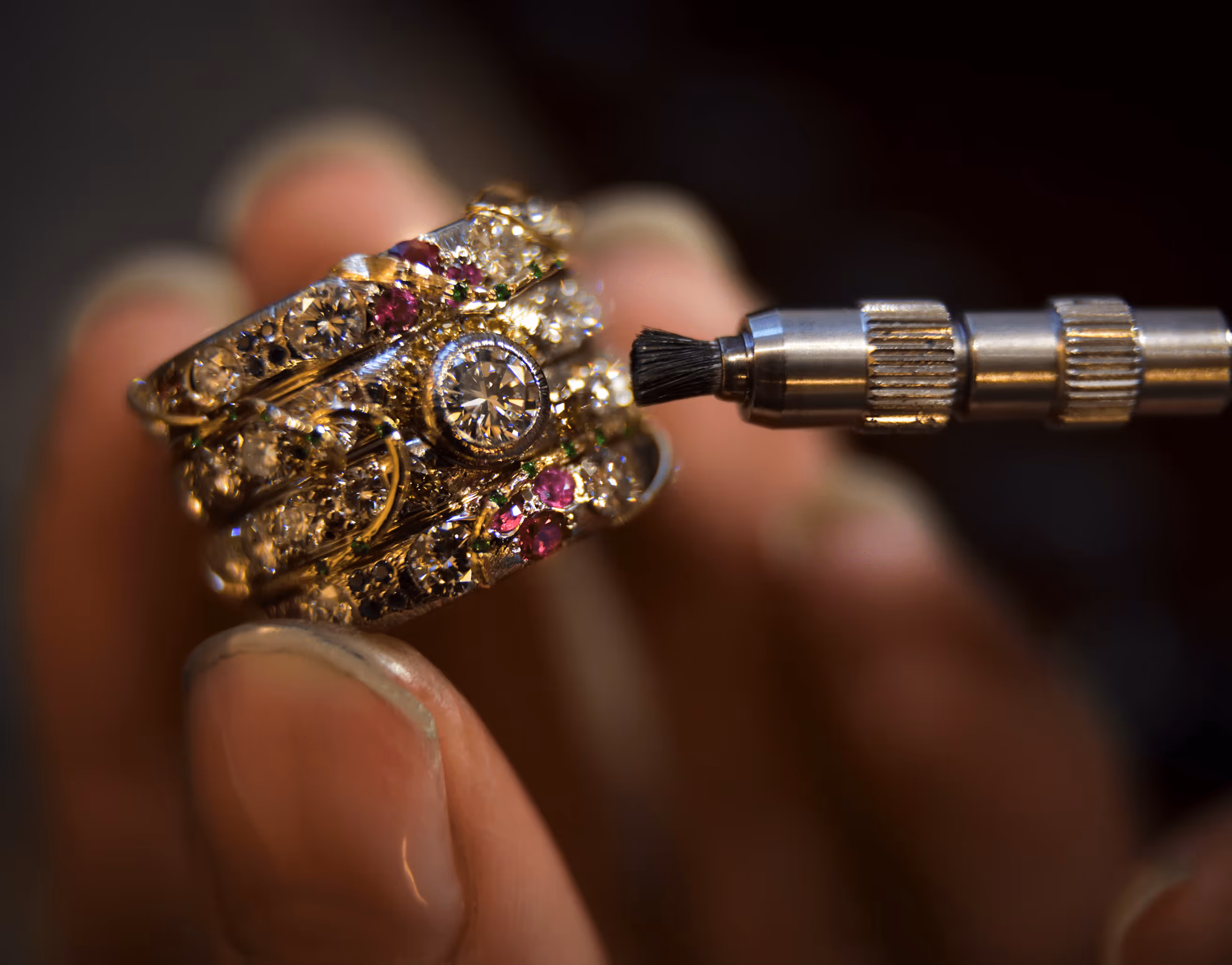 Gros plan d'une personne tenant une bague.