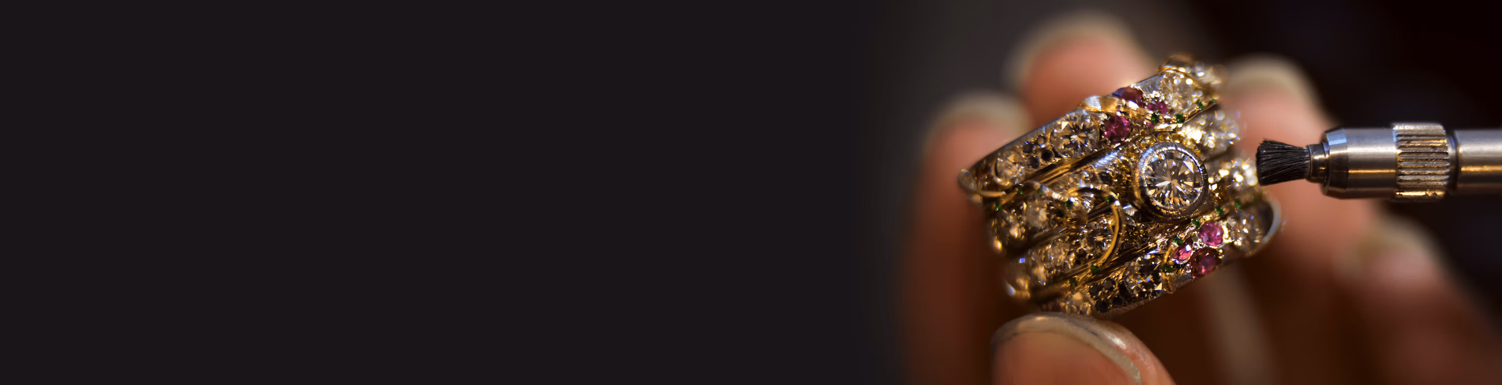 Nos services homme tenant une bague