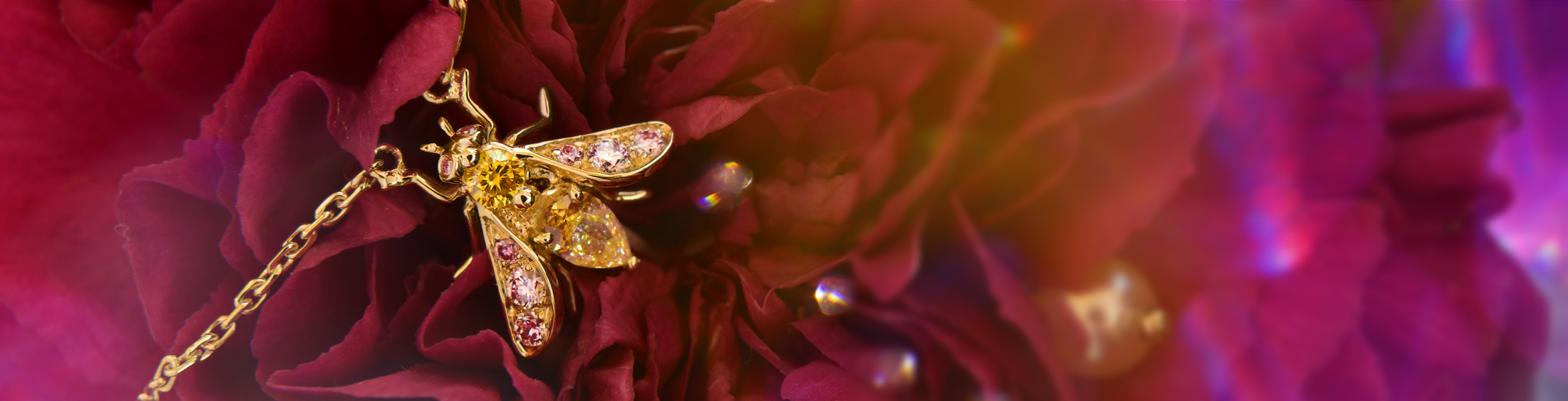 Collier abeille sur une rose