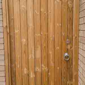 Closeboard pedestrian gate with top capping and central brenton bolt fitting.