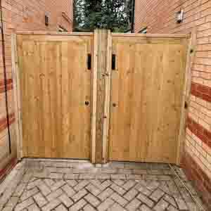 T&G pedestrian gate with secure ring latch installed in garden alleyway.