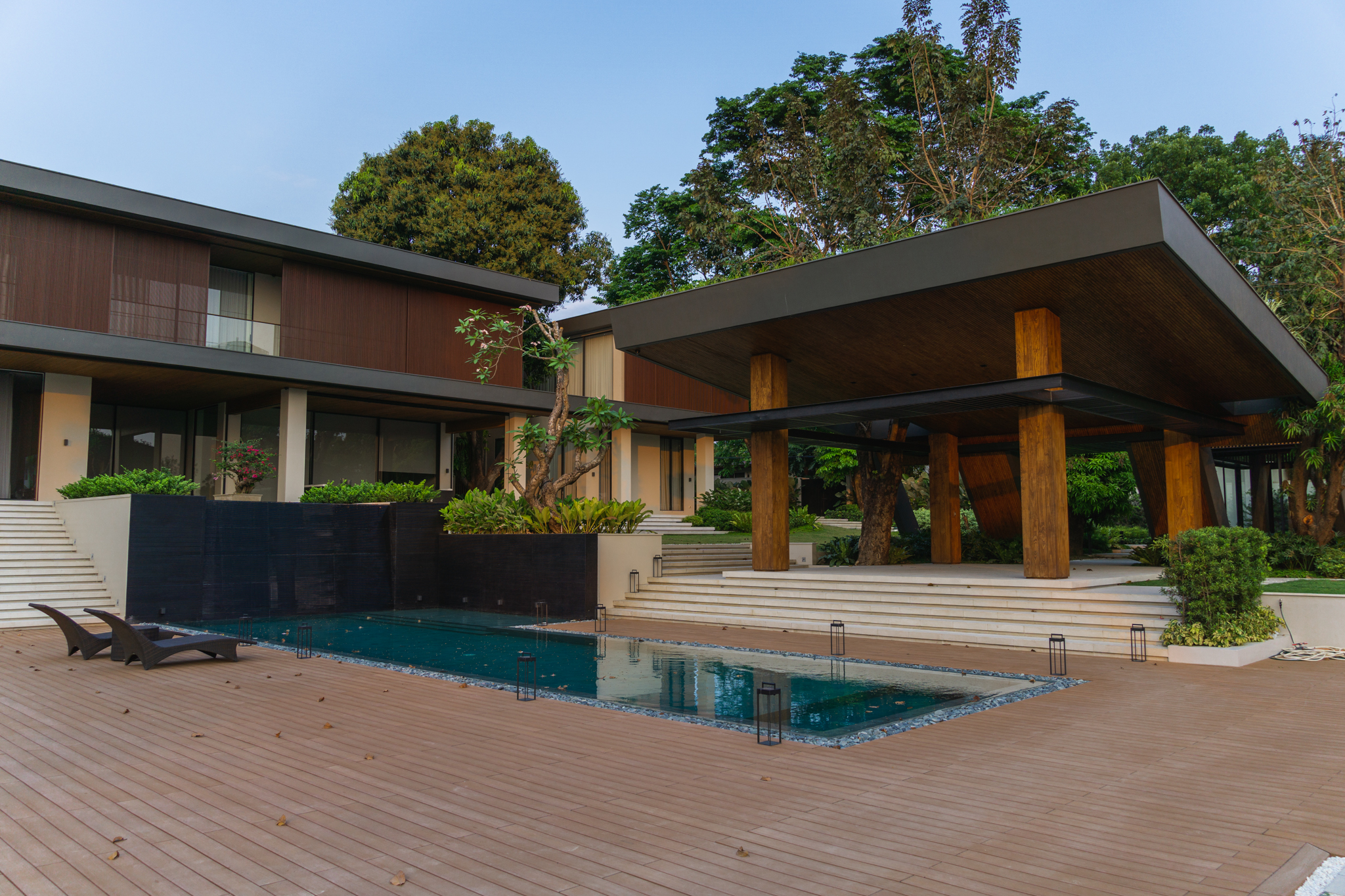 Casas La Vista — The open central pool and wooden desk contrasts with the covered pavilion in terms of various outdoor activities for family and friends