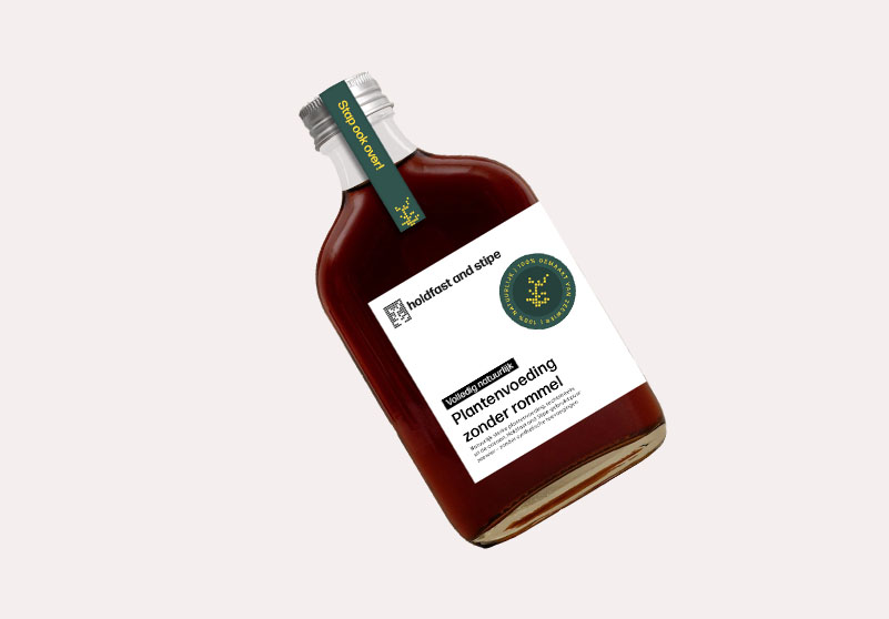 Glazen flesje licht gekanteld naar links.