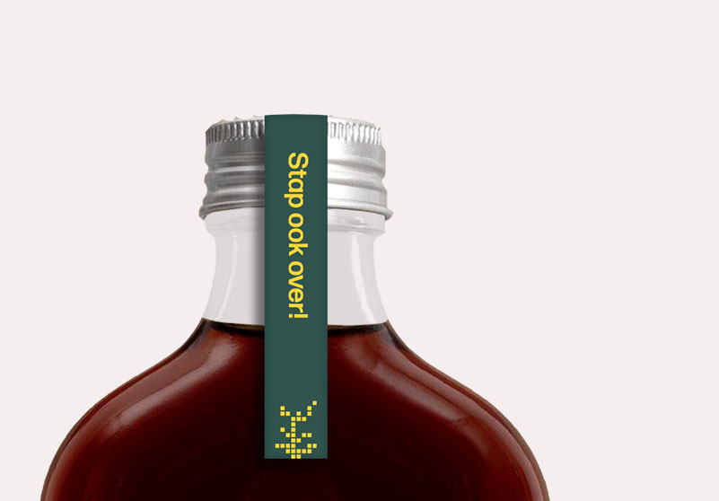 De hals en dop van de glazen fles met daarover een groene stikker met de tekst "Stap ook over".