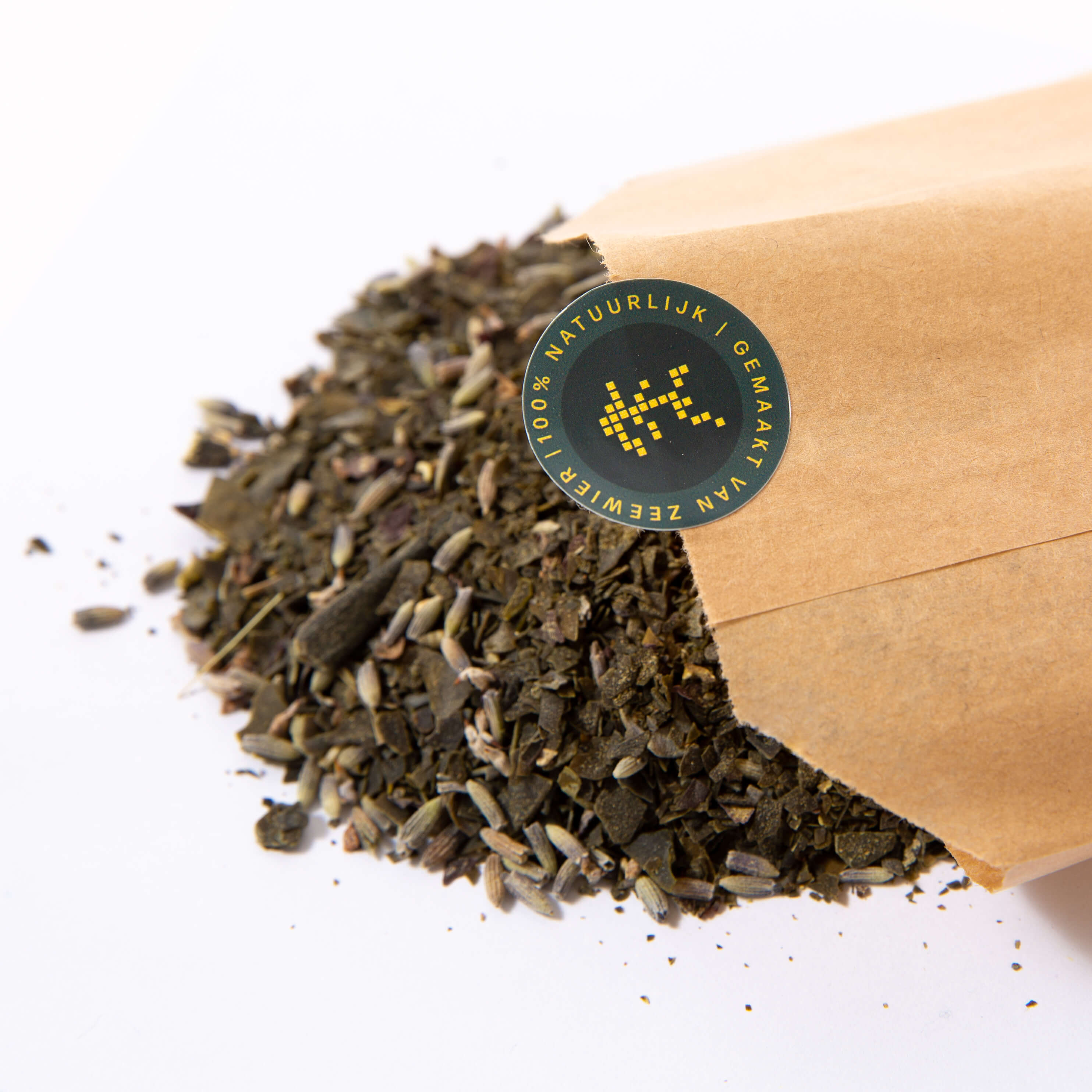 Een zakje waaruit de Bad Kelp Infusie vlokken uit zijn geschud.