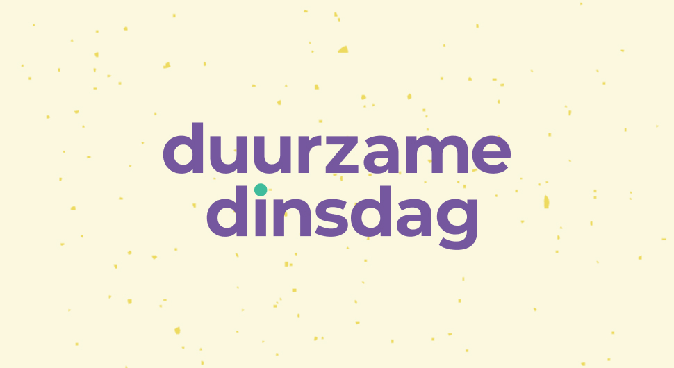 Grote kas met rijen groene planten onder een transparant dak en metalen ondersteunende palen.