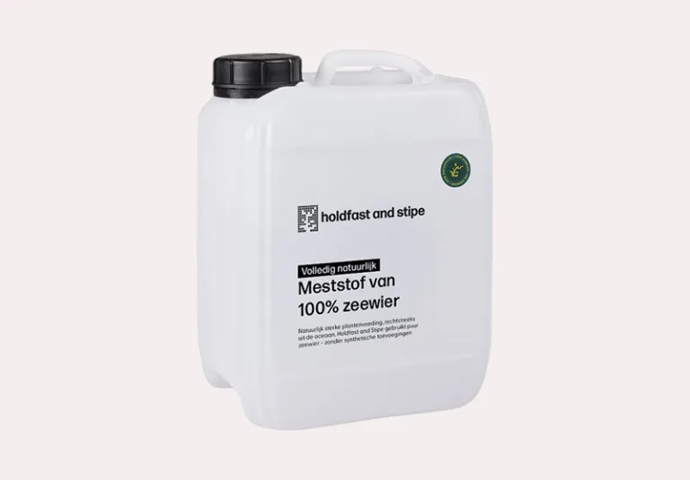 Fles met donkerbruine vloeistof en etiket waarop staat 'Volledig natuurlijk plantenvoeding zonder rommel' van Holdfast and Stipe.