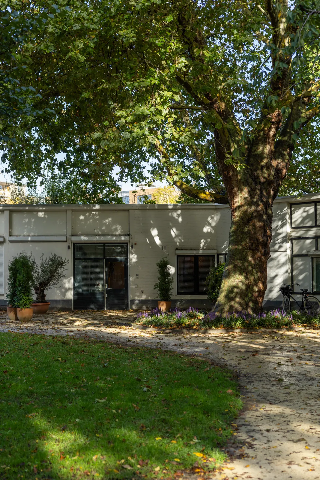 Buiten bij de ingang van Zochers