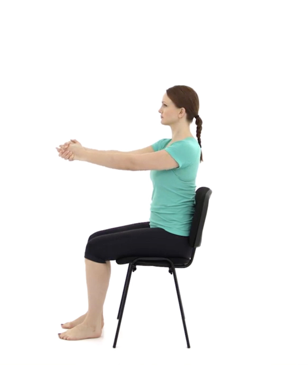 Vrouw hef armen op schouder niveau terwijl ze zit op een stoel