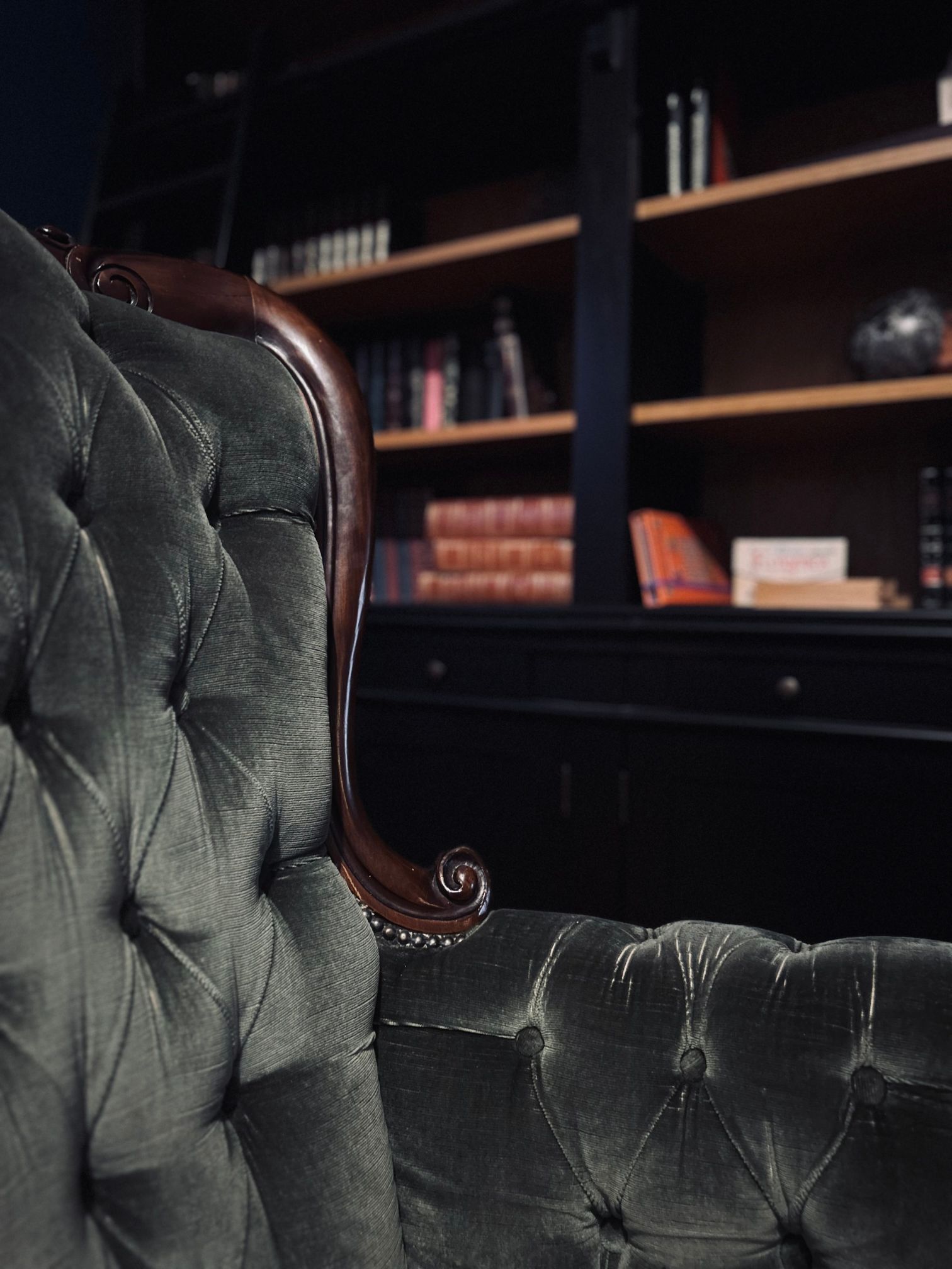 Un fauteuil ancien devant une vielle armoire