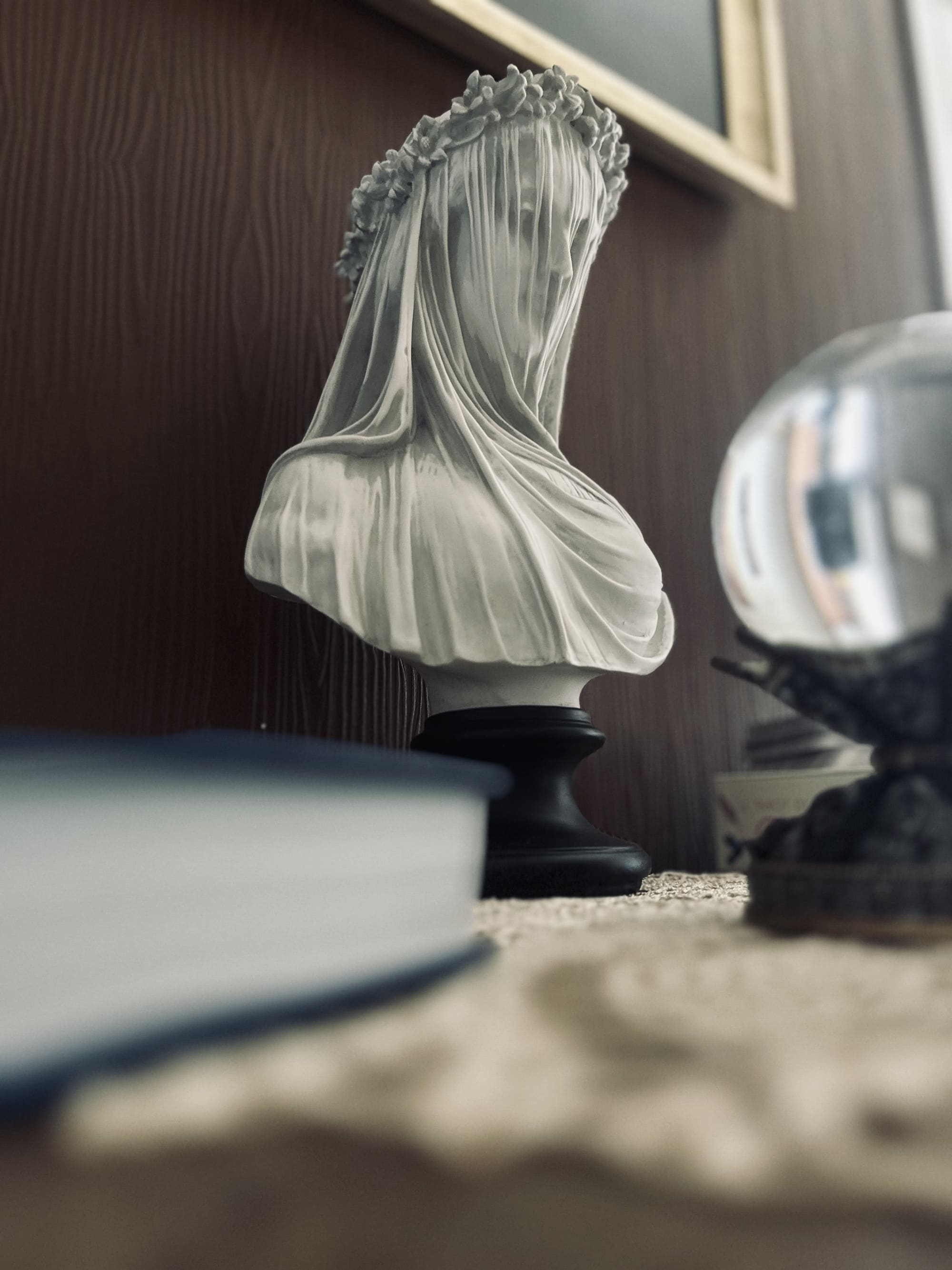 Une statut ancienne avec un visage voilée