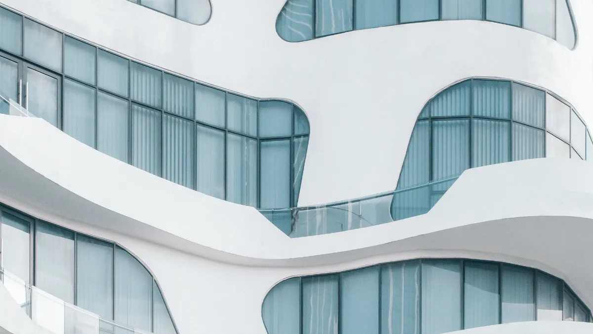 Nowoczesny budynek z elewacją symbolizujący zastosowanie płyt Hexacore z rdzeniem typu plaster miodu w architekturze i budownictwie