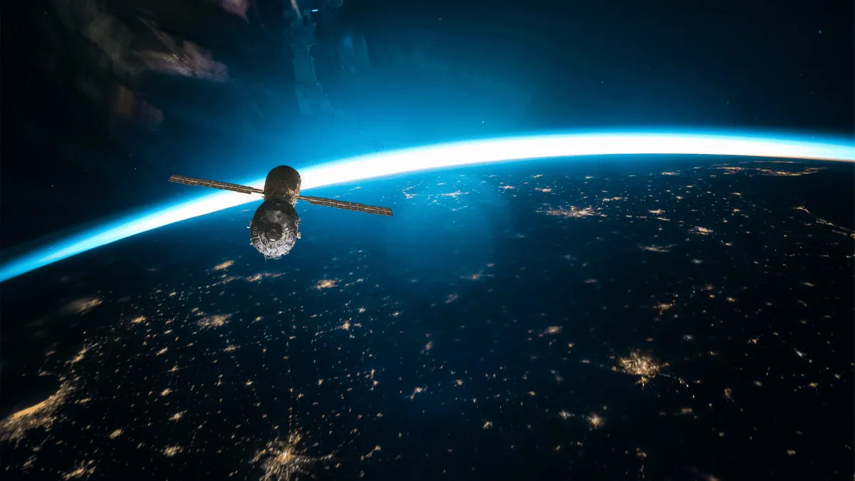 Satelita na orbicie przedstawiający zastosowanie płyt Hexacore z rdzeniem typu plaster miodu w przemyśle kosmicznym
