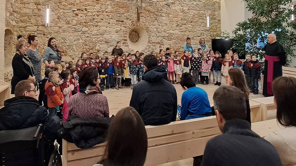 Karácsonyi kántálás a Szent Mihály Római Katolikus Plébánián, a gyerekek előadása a plébánia munkatársai és a szülők társaságában.