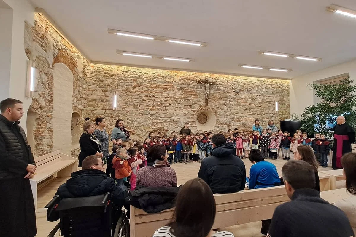 Karácsonyi kántálás a Szent Mihály Római Katolikus Plébánián, a gyerekek előadása a plébánia munkatársai és a szülők társaságában.