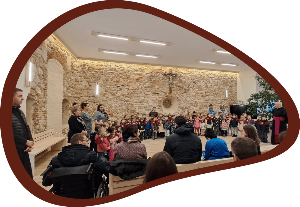 Karácsonyi kántálás a Szent Mihály Római Katolikus Plébánián, a gyerekek előadása a plébánia munkatársai és a szülők társaságában.