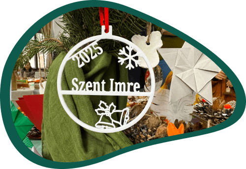 Decorațiune de Crăciun cu inscripția 2025 Szent Imre, agățată pe o ramură de brad, printre alte decorațiuni realizate manual