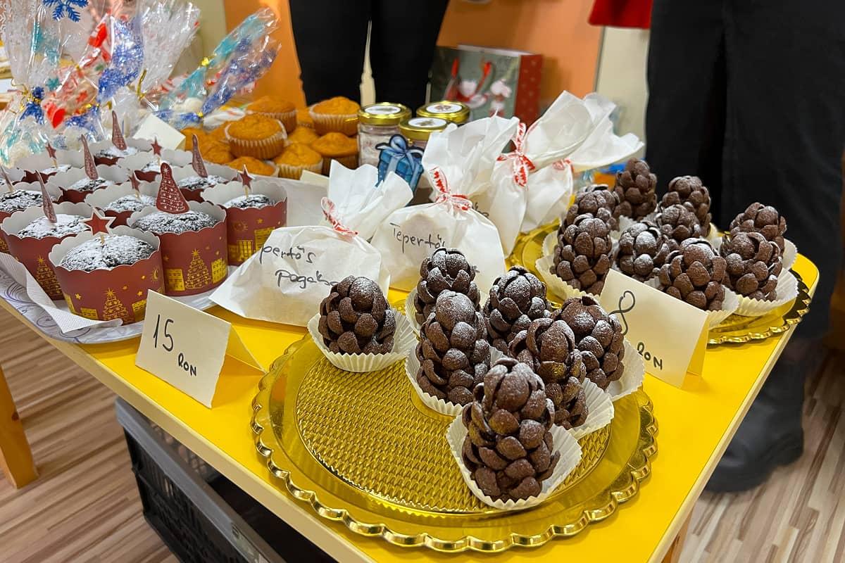 Prăjituri și dulciuri de casă la Târgul de Advent al grădiniței