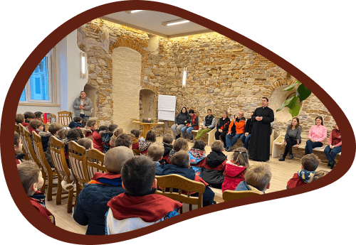 Colindat de Crăciun la Parohia Romano-Catolică Sfântul Mihail, copiii susțin un moment artistic în prezența părinților și a personalului parohiei.