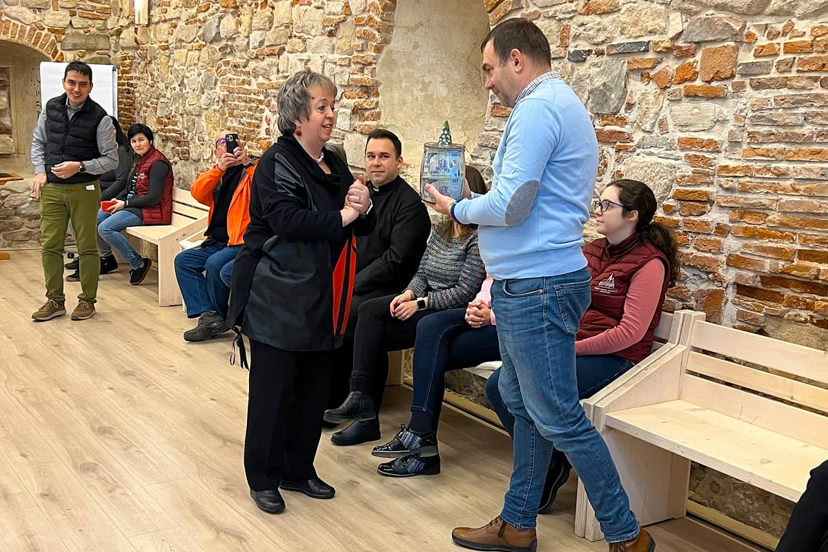 Comunitatea grădiniței oferă donația strânsă la Târgul de Advent, în prezența copiilor