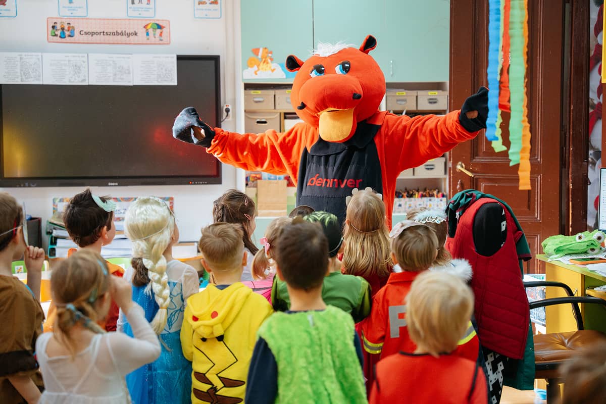 Szülő jelmezben szórakoztatja a farsangi jelmezes gyermekeket.