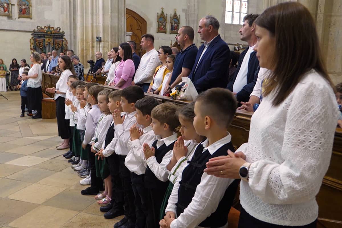 Ballagó óvodás gyermekek és családjaik a Szent Mihály-templomban az ünnepi szertartáson.
