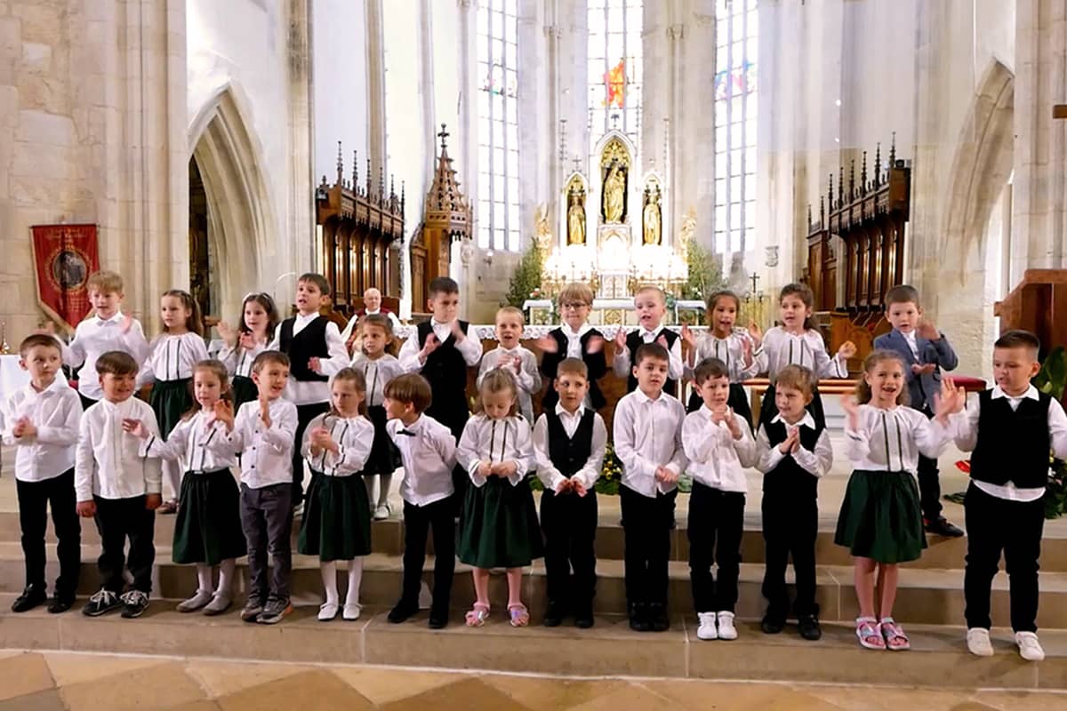 A ballagó Napocska csoport gyermekei ünnepi műsort adnak elő a Szent Mihály-templomban.