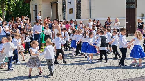 A Napocska és a Bölcs Bagoly csoport gyermekei néptáncot mutatnak be az évzáró ünnepségen.