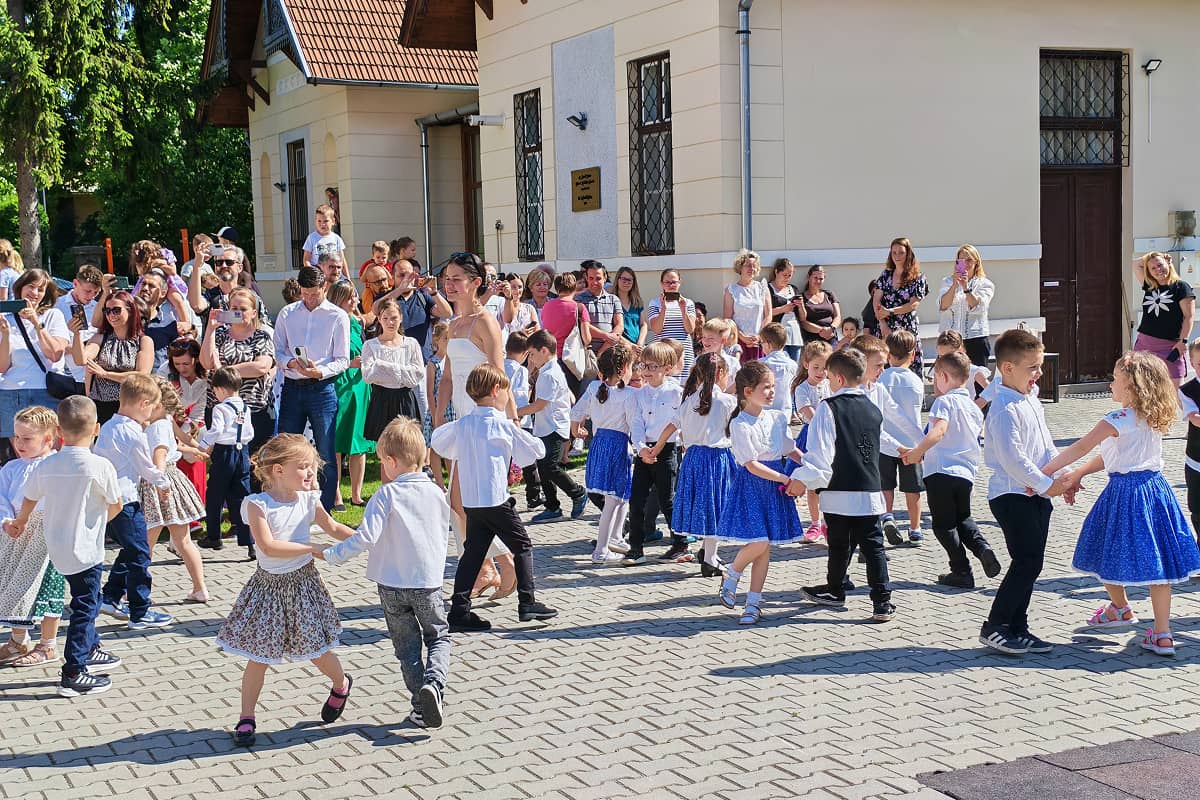 A Napocska és a Bölcs Bagoly csoport gyermekei néptáncot mutatnak be az évzáró ünnepségen.