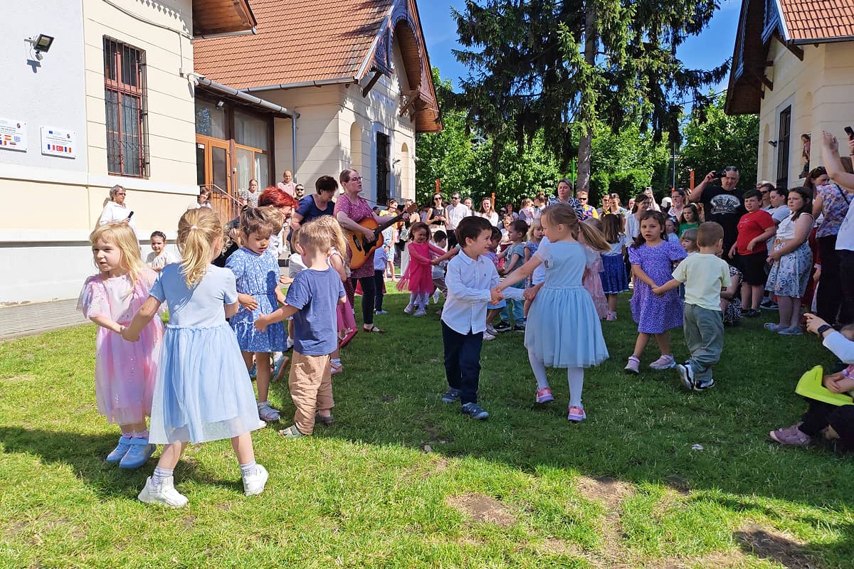 Az Angyalka és a Csillag csoport gyerekei közös énekkel és tánccal örvendezteti meg a szülőket Kingrica vezetésével.