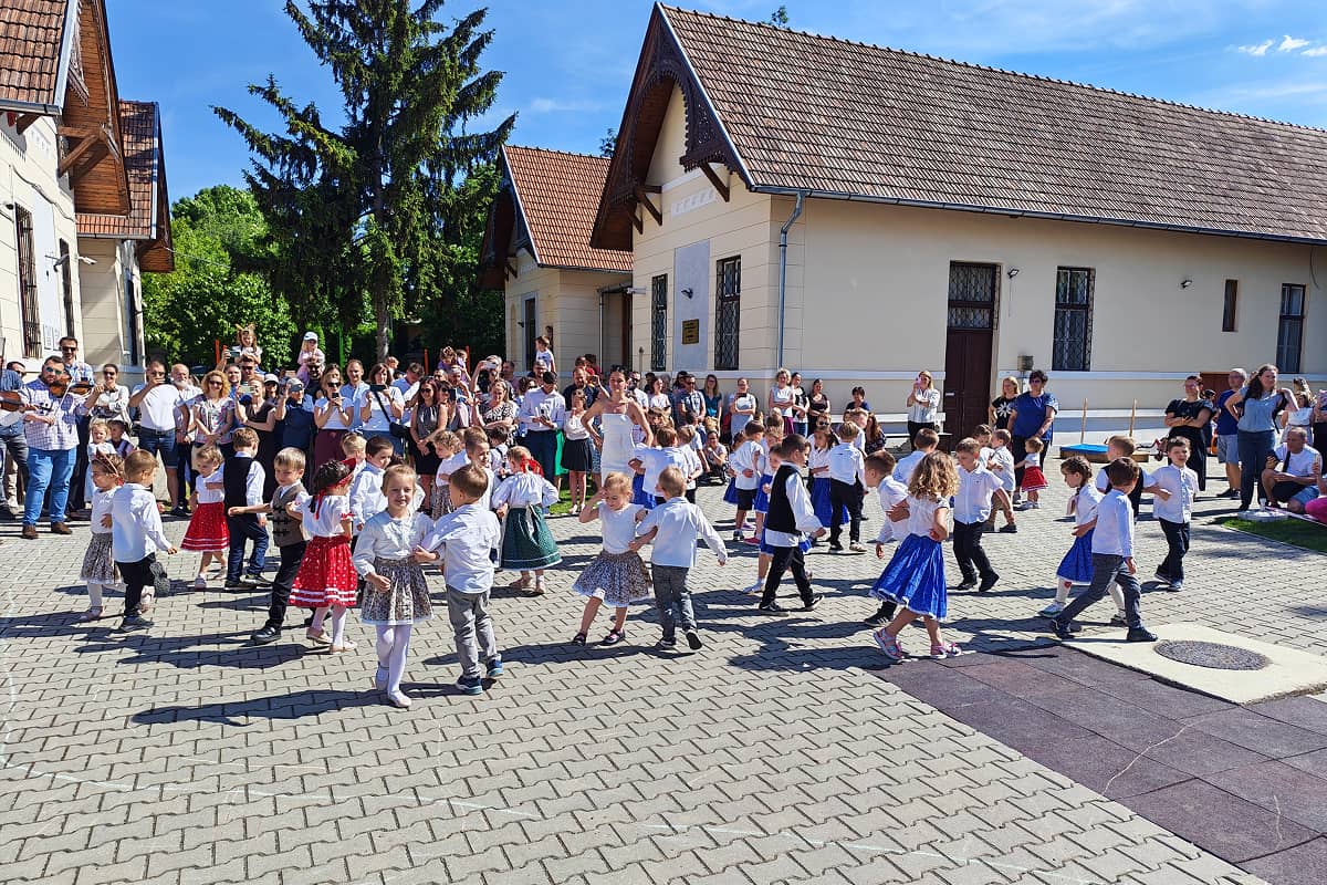 A Napocska és a Bölcs Bagoly csoport gyermekei az év során tanult néptáncokat mutatják be az évzáró ünnepségen.
