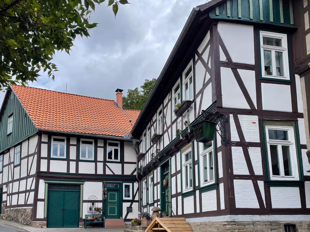 Fachwerkhaus mit braunen Balken, weißem Putz und roten Ziegeln welches eine sehr gute Wohngebäudeversicherung braucht