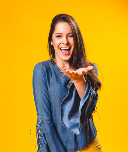 Blonde vrouw lachend voor een geel achtergrond