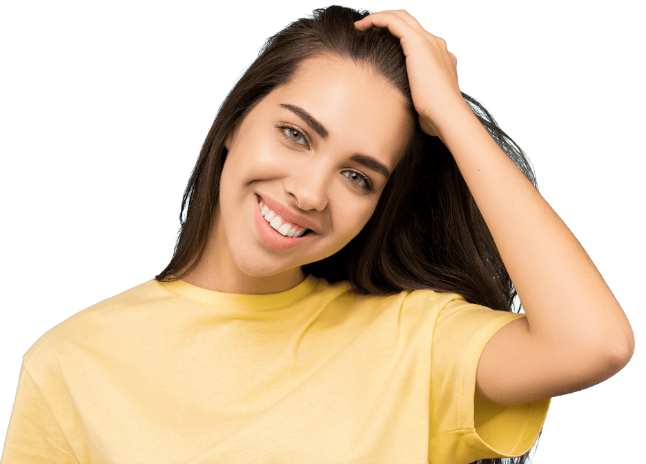Een vrouw in gele t-shirt dat haar haren vast houdt