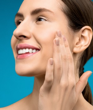 Brunette vrouw met stralende lach met blauwe achtergrond