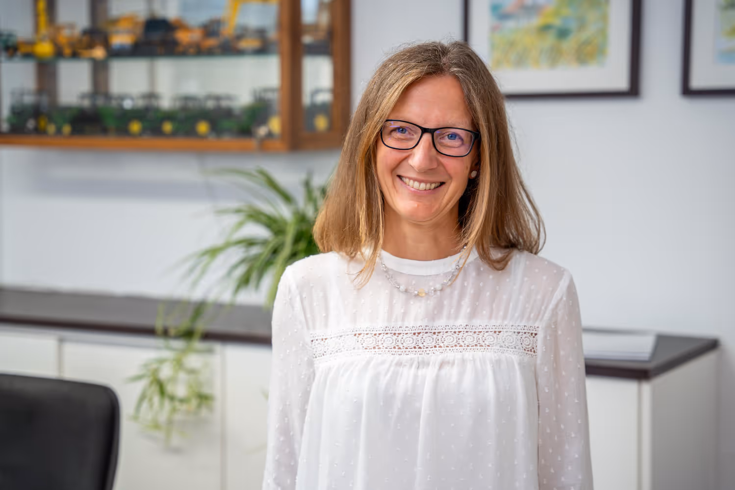 Freundliches Portrait einer Mitarbeiterin von Zeltsperger Immobilien & Wirtschaftsberatung im Büro.