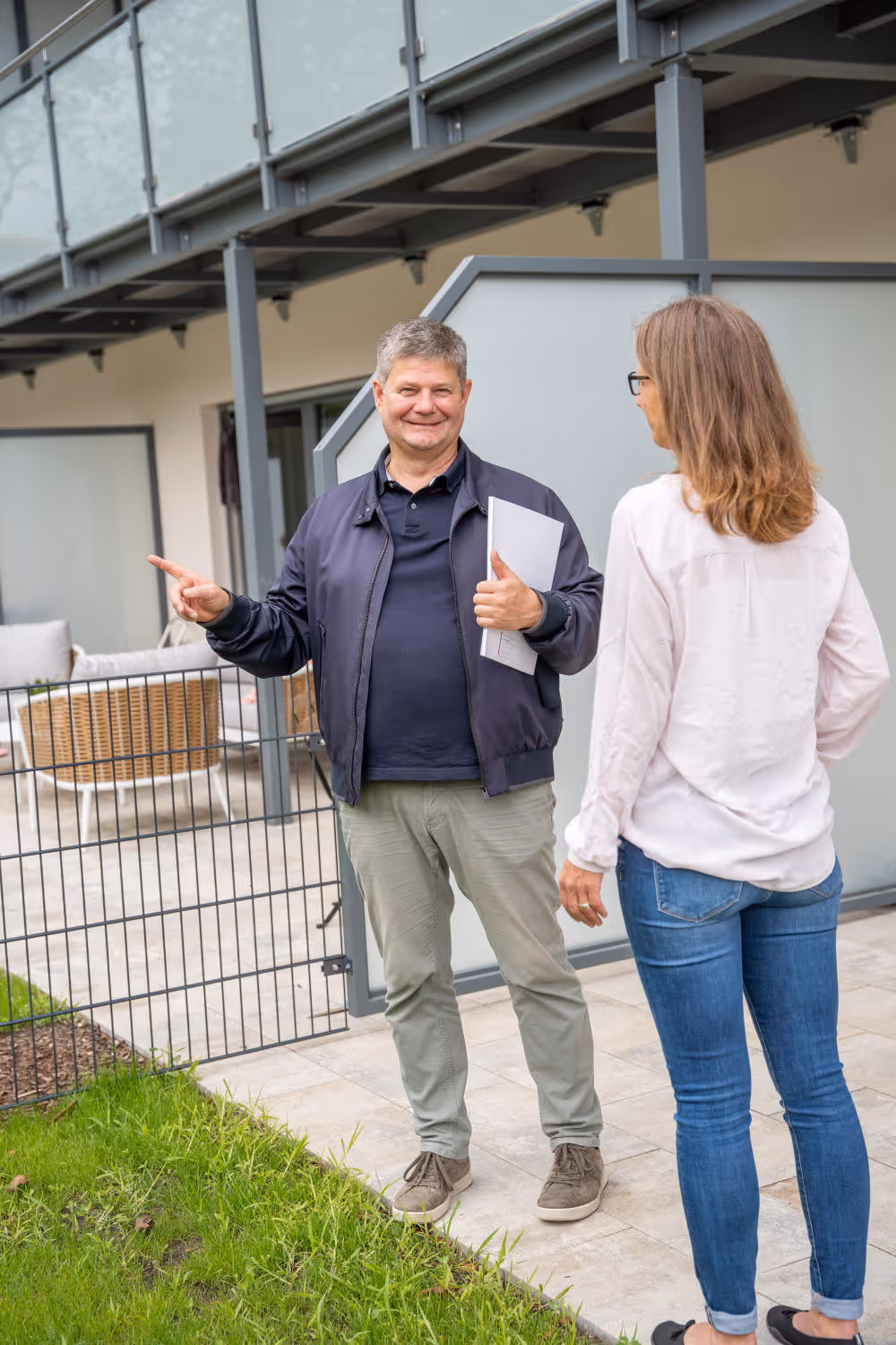 Hubert Zeltsperger erklärt etwas bei einer Hausbesichtigung