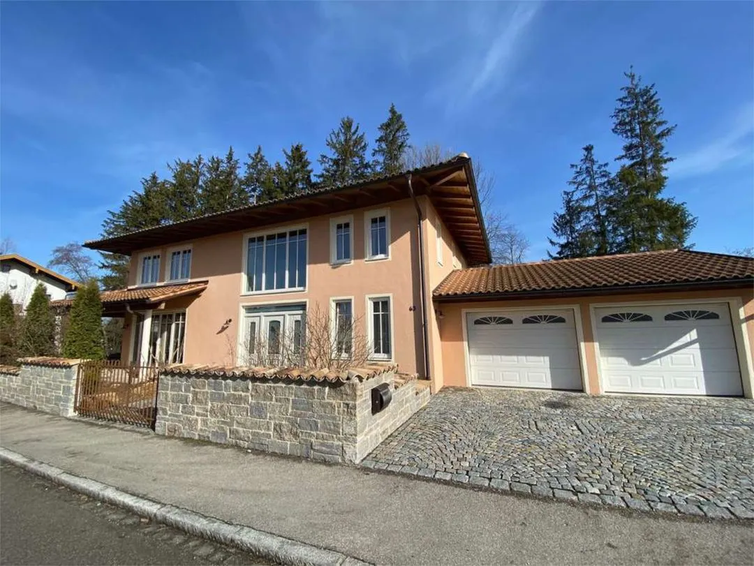 Großzügiges Einfamilienhaus mit Doppelgarage und Natursteinauffahrt.