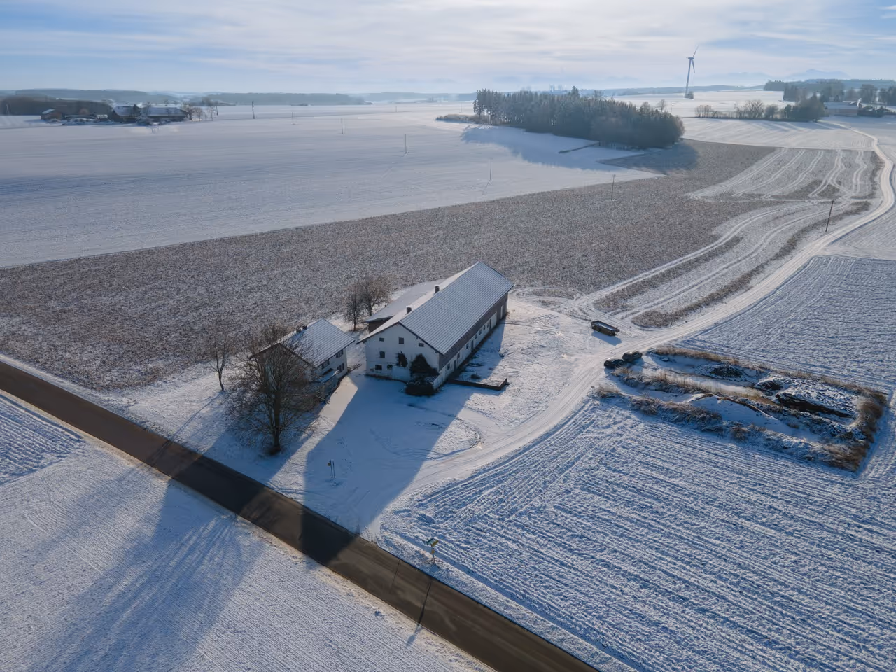 Winterlandschaft mit Immobilien und Kirche im Chiemgau, Zeltsperger Referenz.