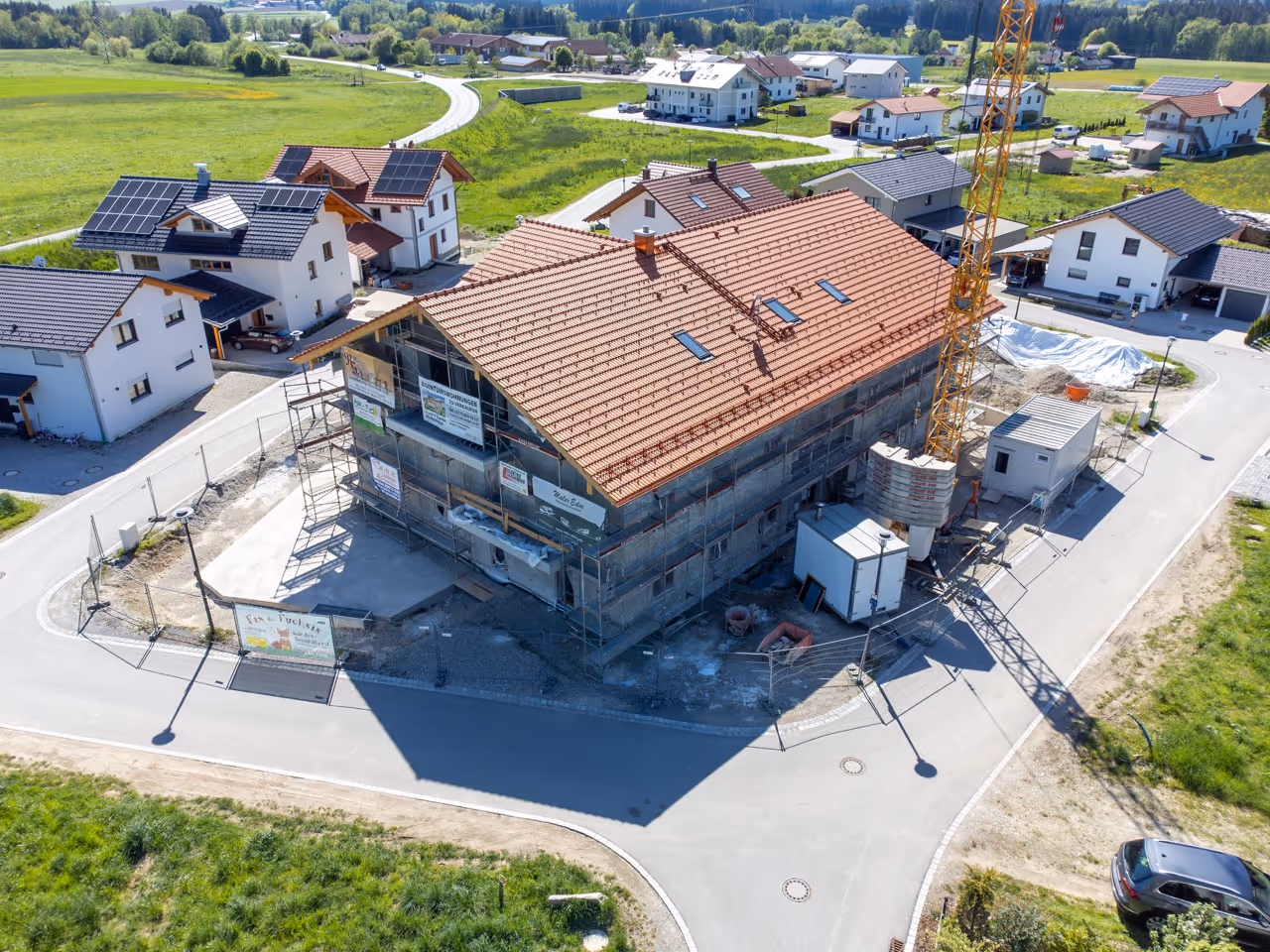 Neubau mit Satteldach im Winter, Oberbayern, Zeltsperger Immobilien.