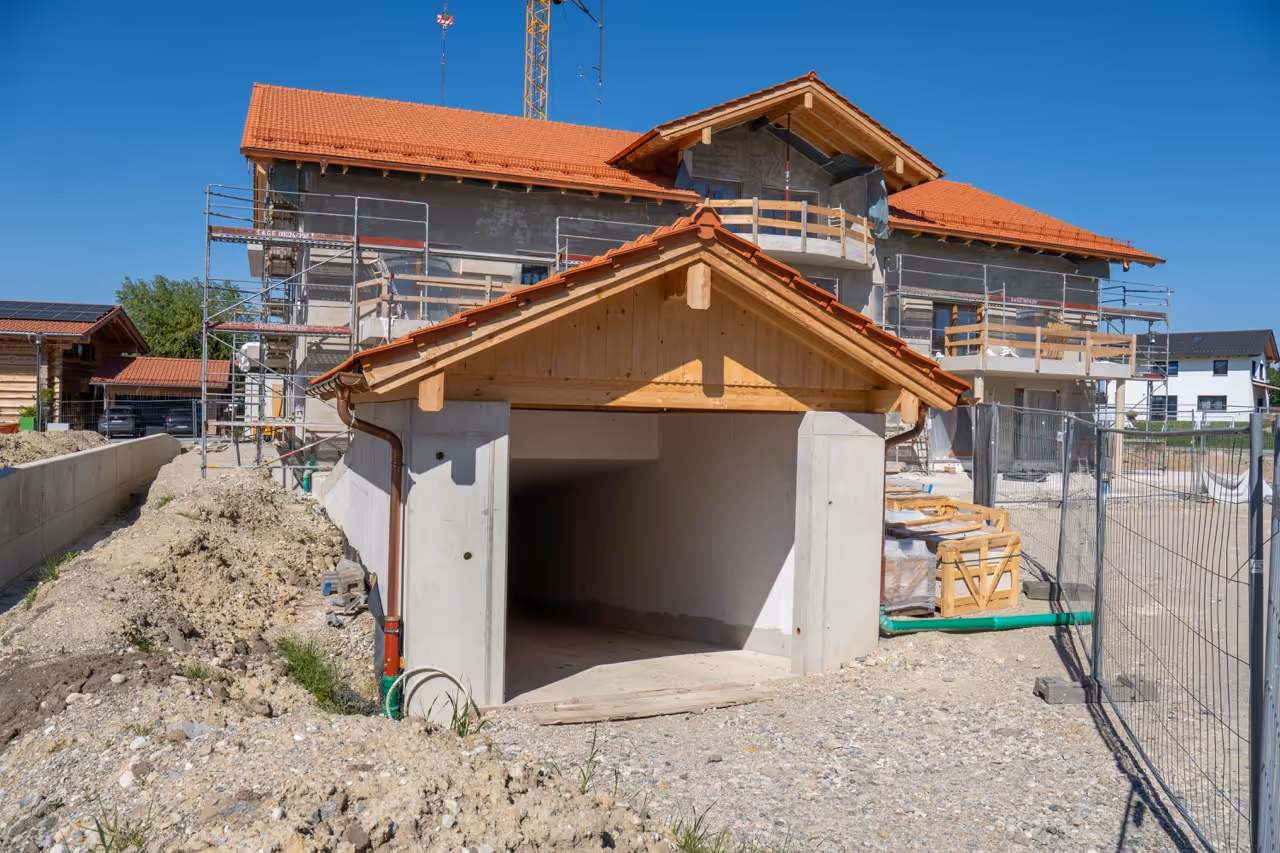 Neubauprojekt mit Gerüst in Traunstein, begleitet von Zeltsperger Immobilien.