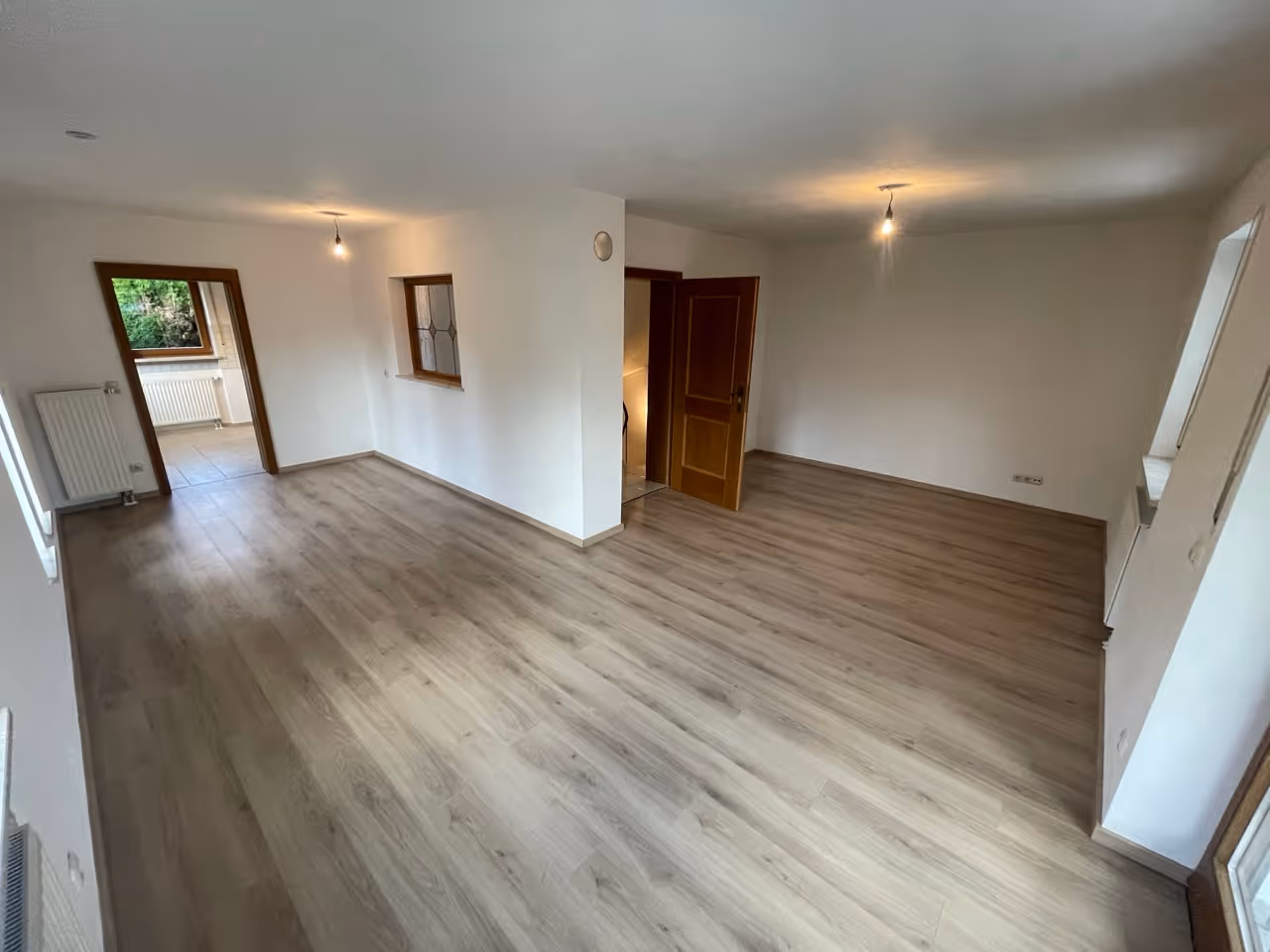 Helles Wohnzimmer in vermittelter Immobilie von Zeltsperger in Reichenhall.