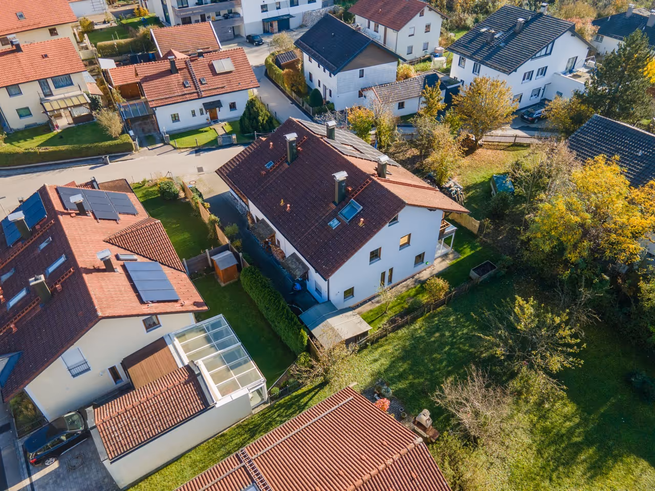 Wohnsiedlung mit Gärten im Chiemgau, verkauft durch Zeltsperger Immobilien.