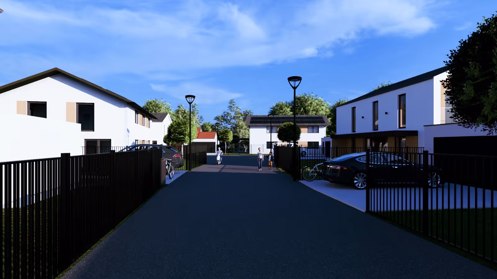 Helles Wohnzimmer mit einem großen Fenster, zwei Sesseln, einem runden Holztisch mit Vase und einem weißen Sofa.