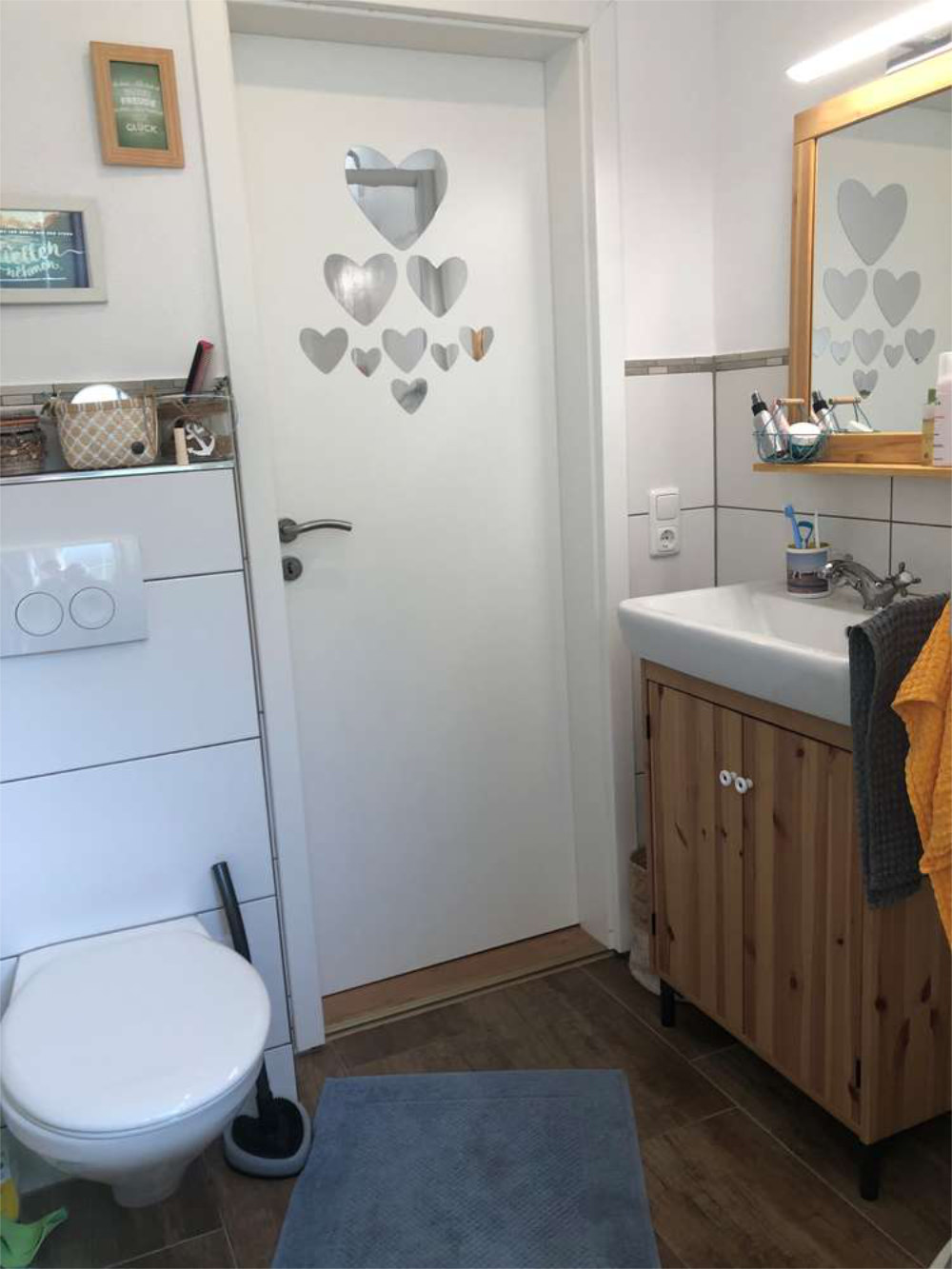 Modernes Badezimmer mit Dusche und Waschtisch in 2-Zimmerwohnung, Zeltsperger Immobilien Bad Endorf.