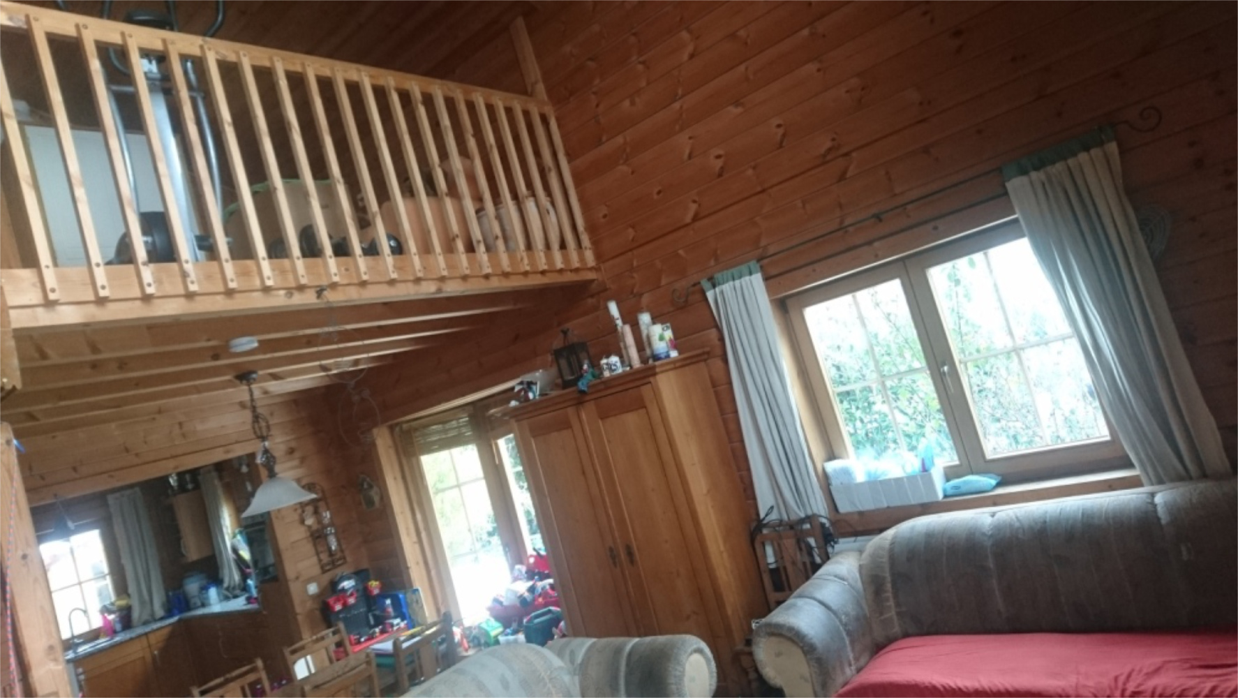 Offener Wohnraum mit Galerie und Holzdecke, Einfamilienhaus in Bad Endorf, Zeltsperger Immobilien.