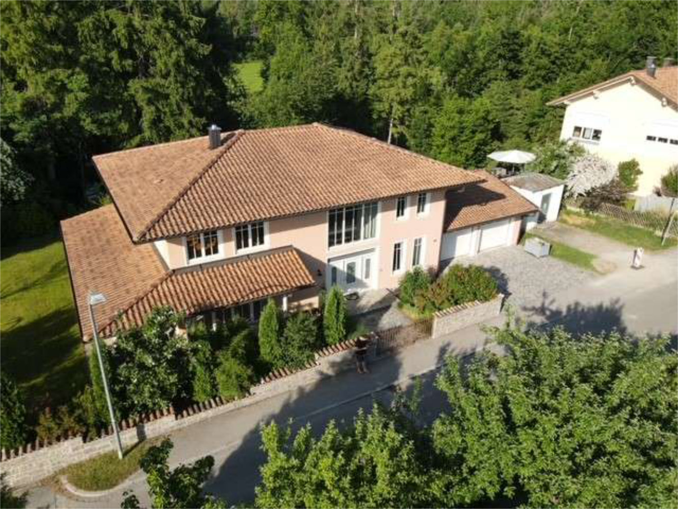 Luftaufnahme eines exklusiven Wohnhauses mit Garten und Garage am Ortsrand, Zeltsperger Immobilien.